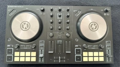 Native Instruments TRAKTOR KONTROL S2 MK 3   2-Deck Controller - Schwarz - Bild 1 von 4