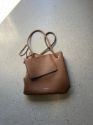 Bolso de Mano Calvin Klein Gabrianna Burbuja Cordero Norte/Sur Artículo Llave - Carmelo Foto 1 de 4