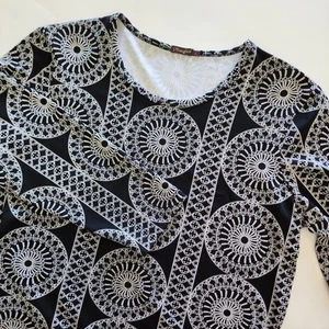 J McLaughlin Top Black White Medallion Print 3/4 Sleeve women size L - Picture 1 of 6