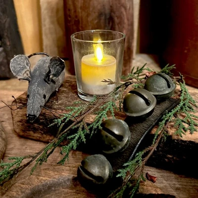 4 Campanas de Latón Temprano en Cuero Decoración de Navidad Viñeta’s Primitive Country Foto 1 de 4