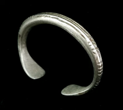 ANTICO AUTENTICO BRACCIALE TUAREG UNISEX A PINZA IN LEGA METALLICA, EPOCA 1900. - Immagine 1 di 4