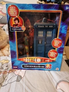 The Fourth Doctor And Electronic Tardis - Picture 1 of 8