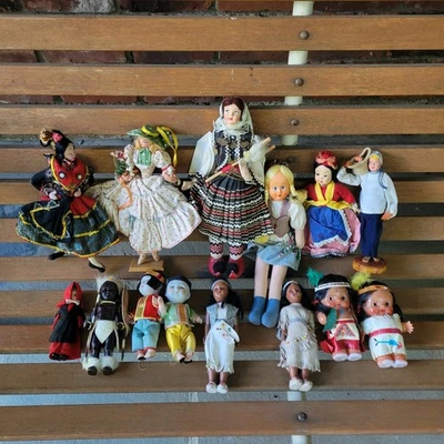 Lote vintage de 14 bonecas estrangeiras e domésticas coleção de lembranças arte étnica popular - Imagem 1 de 4