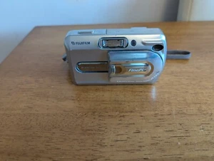 Fujifilm FinePix A340 4.0MP Compact Digital Camera Silver Tested - Picture 1 of 6