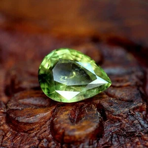 Magnifica pera keniota zaffiro verde naturale certificato 2,63 ct 9,6x7,3 mm - Foto 1 di 6