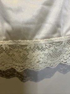 Vintage Halbslip Elfenbein Mittlere Taille 27/29 Spitzenbesatz Schlitz - Bild 1 von 5