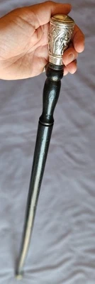 Canne indochine ou cambodge en bois noirci et pommeau argent décor divinités - Photo 1/4