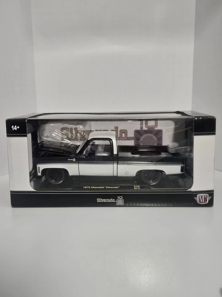 Chevy Silverado 1975 M2 blanco y negro persecución 1 de 750  Foto 1 de 4