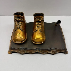 Zapatos de bebé de metal enchapado en cobre bronce soporte para bolígrafo artículo de escritorio grabado Kermit - Imagen 1 de 11