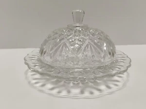 Plato de mantequilla cubierto redondo de vidrio prensado transparente vintage de 7" de diámetro - Imagen 1 de 4