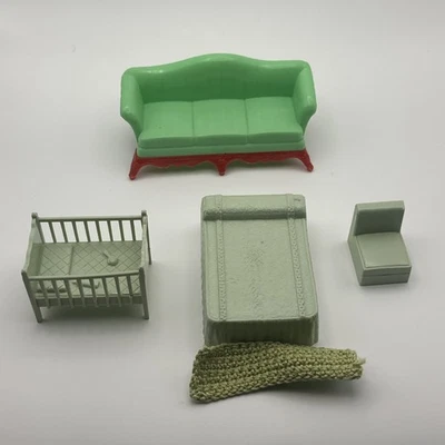 Muebles vintage para casa de muñecas, lote de 4 piezas, sofá verde, cuna, cama, silla Foto 1 de 4