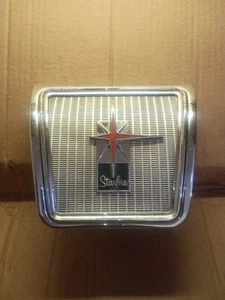 Oldsmobile Starfire 1962 asiento trasero cromado altavoz parrilla con emblema bonito original - Imagen 1 de 11