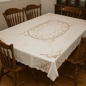 Vintage bestickte Tischdecke mit Cutwork & gewellten Kanten Creme 80”x 61,5” - Bild 1 von 11