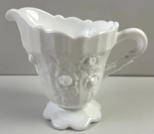 Crema festoneada con patas Fenton vintage de vidrio de leche blanco patrón 'rosa' - Imagen 1 de 9