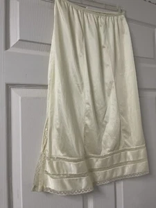 Enagua de colección Adonna media deslizable beige talla pequeña abertura lateral ribete de encaje - Imagen 1 de 6