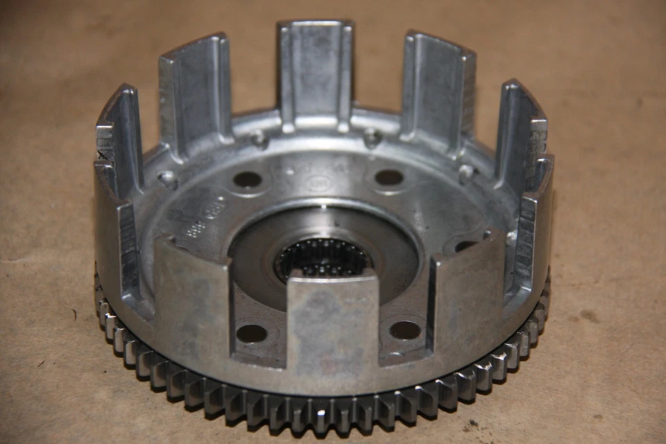 Campana Di Frizione CLUTCH AP0293926 APRILIA 125 MOTORE "ROTAX 123" - Immagine 1 di 3