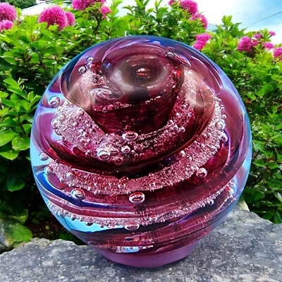 Pisapapeles de vidrio artístico firmado por artista fechado arándano rojo remolino diseño burbuja orbe  Foto 1 de 4