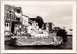 P10 1950s Lot 2 Photos Minnesota Parade Float Newhouse Machinery Company 5 x 3.5 - Picture 1 of 4