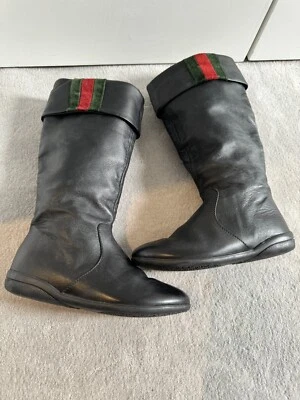 Botas Gucci de couro preto femininas altas dobráveis com camurça verde/vermelha em 28/11 - Imagem 1 de 4