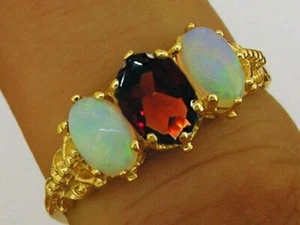 R225- Anillo Trilogía GENUINO 750 18K 18ct Oro Sólido NATURAL Granate y Ópalo Talla N - Imagen 1 de 2
