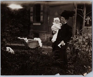 Elegante foto victoriana de madre y bebé con cochecito de bebé jardín al aire libre años 1900 - Imagen 1 de 2