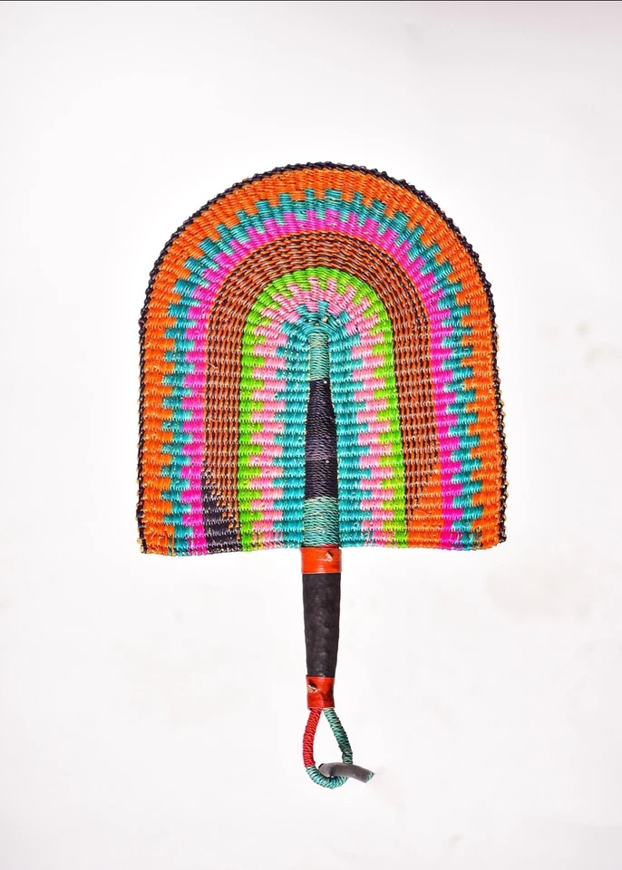 Ventilador de mano tejido de paja Winston con mango de cuero Foto 1 de 1