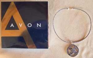 RARO! Collar colgante Avon 2004 "motivo nudo celta" tono plateado 15" - ¡NUEVO! - Imagen 1 de 3
