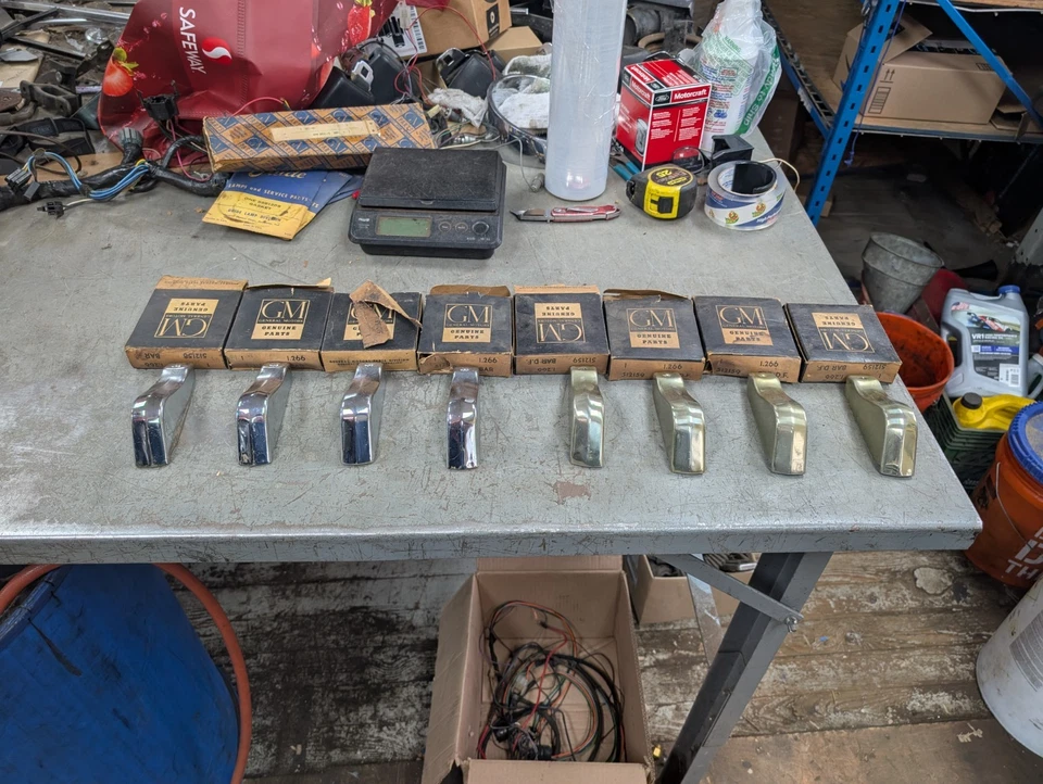 Juego de 8 piezas de barras de rejilla Pontiac 1949 moldura de dientes frontal Chieftain Streamliner nuevo de stock Foto 1 de 4