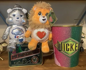 Wicked For Good Popcorndose Munchkins Dose Care Bears Tinman und Löwe mit Etikett Weihnachten - Bild 1 von 5