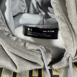 Sudadera con Capucha Notre Dame Fighting Irish Hombres S Gris Under Armour Fútbol Colegio NCAA - Imagen 1 de 6