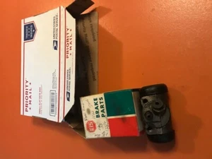  NOS jeep RIGHT FRONT WHEEL CYLINDER CJ3B CJ5/6 COMMANDO J SERIES 938187 - Picture 1 of 3
