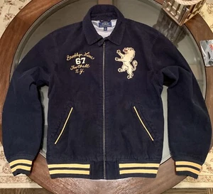 Chaqueta Ralph Lauren Universitaria Bordada Pana Talla Mediana “Leones” Nueva Azul - Imagen 1 de 10