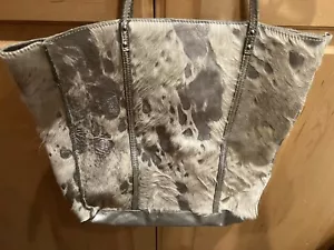 Borsa a mano Holding Horses argento lavaggio acido pelle mucca antropologia usata in ottime condizioni - Foto 1 di 8