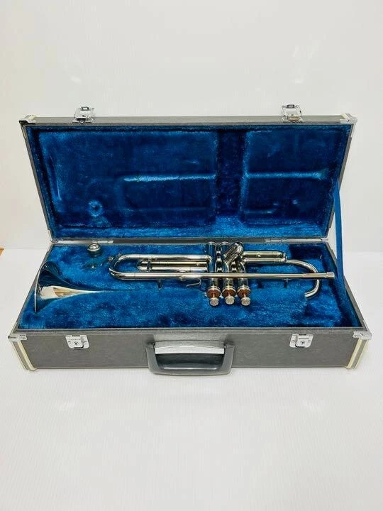 Tromba Yamaha YTR-135 014167 con custodia rigida argento - Immagine 1 di 4