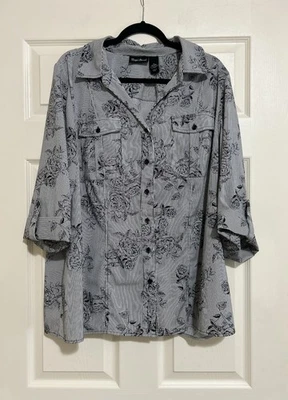 Blusa Maggie Barnes abotonada para mujer 1X rayas blancas y negras con flores Foto 1 de 4