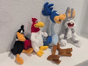 Six Flags Looney Toons Lot - Daffy Duck, Bugs Bunny, Road Runner, Huhn Plüsch - Bild 1 von 13
