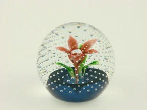 Paperweight mit Blume und Luftblasenperlen. Schottland. - Bild 1 von 6