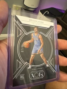 Panini NOIR 2024-25 Dillon Jones #189 edición Icon/49 FOTL RC - Imagen 1 de 5