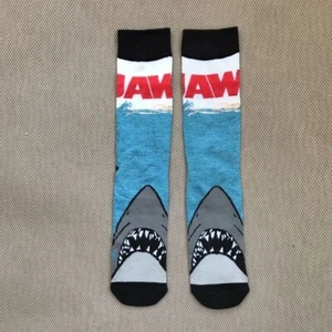 Neu KIEFER FILMSOCKEN Haifischbiss großes Logo Film Retro Strand lustig ERWACHSENE CREW Einheitsgröße - Bild 1 von 1