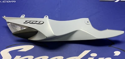 铃木右后框盖(灰色)GSXR 750/600 2011-2025 原始设备制造商 47100-15J10-QEB — 第 1/4 张图片