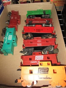 (8) VINTAGE MARX O GAUGE ASSORTED CABOOSES PLASTIC - Picture 1 of 4