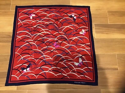 Bufanda 100 % seda 31" firmada por Hanae Mori Red Blue Butterflies 2002 hecha en Japón Foto 1 de 4