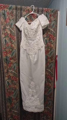 Vestido de novia de encaje con cuentas Moonlight talla 6 Foto 1 de 4