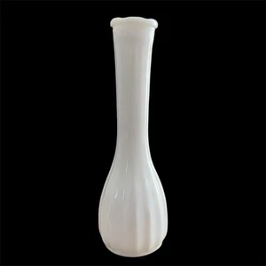 Jarrón vintage de vidrio esmerilado blanco CLG Co. 8 1/2” - Imagen 1 de 3