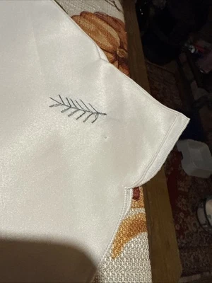 Set 4 tovaglioli natalizi in raso foglia di pino - Immagine 1 di 3