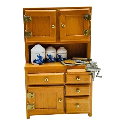 Armário de cozinha de madeira miniatura Concord Museum com frascos moedor de carne pão de gengibre - Imagem 1 de 4