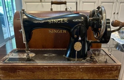 Máquina de coser Singer vintage 1950 manivela con estuche de madera curvada original y llave Foto 1 de 4