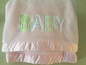 Carters rosa BABY bestickte Satin Kanten Decke Fleece grau Buchstaben 30x40 - Bild 1 von 7