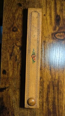 ANTIGUA CAJA DE LÁPICES DE MADERA DESLIZANTE SUPERIOR DISEÑO FLORAL TAPA GRABADA Foto 1 de 2