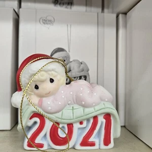 Precious Moments Girl 2021 BABY'S 1st CHRISTMAS Porzellan Ornament Figur NEU - Bild 1 von 6